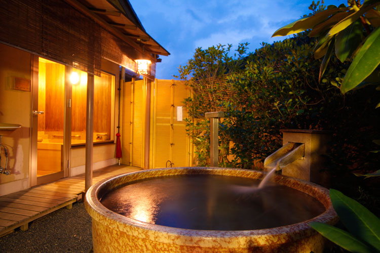 京都 嵐山温泉 渡月亭　露天風呂付客室